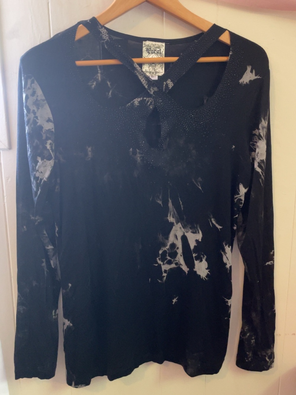 Vocal Black and White Tie-Dye Long Sleeve Top with Keyhole Neck